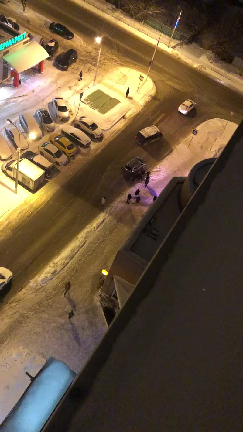 Пьяный мужчина повредил 20 машин на улице Дергаевская в Раменском