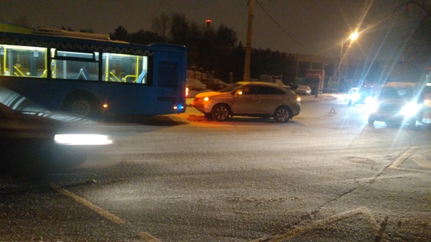 Пересечение Маршала Новикова и Максимова. Lexus догнал автобус.