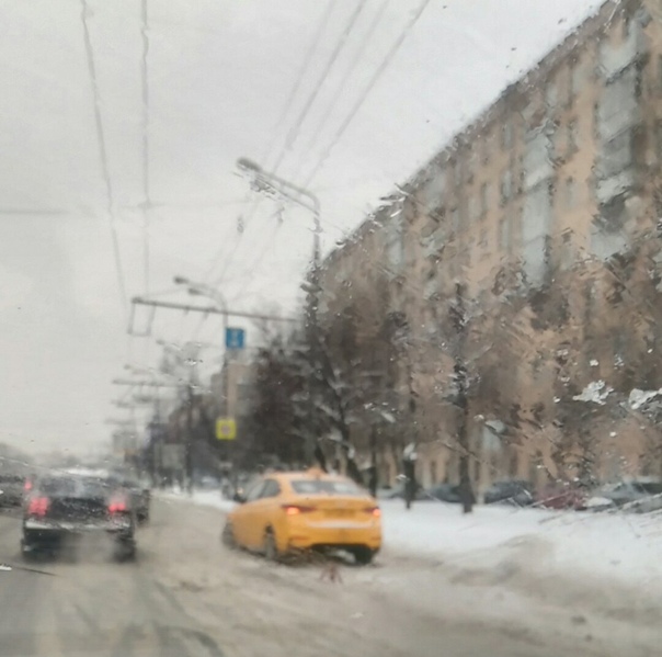 Такси не смогло проехать мимо чьей-то попы на Варшавском шоссе в сторону центра в районе Чонгарского...
