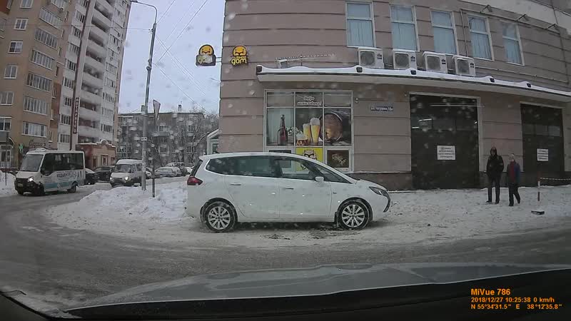 Пешеход сломал зеркало Газели на улице Чугунова в Раменском.