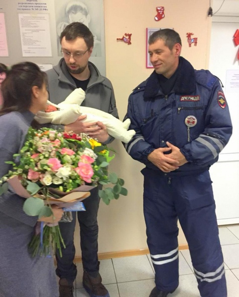 Сотрудники Госавтоинспекции г. Москвы поздравили счастливую маму, которой помогли оперативно добрать...