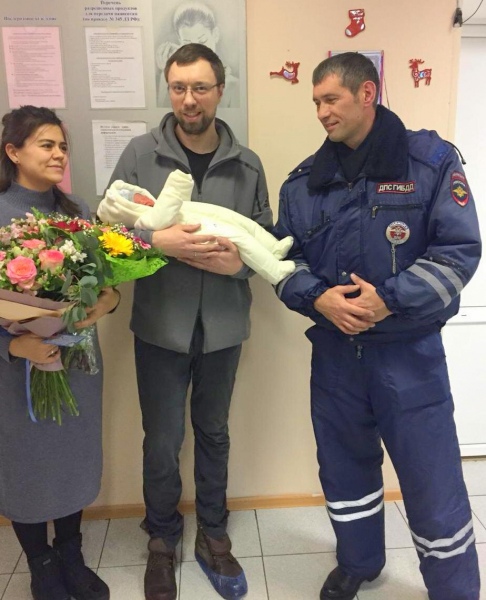 Сотрудники Госавтоинспекции г. Москвы поздравили счастливую маму, которой помогли оперативно добрать...