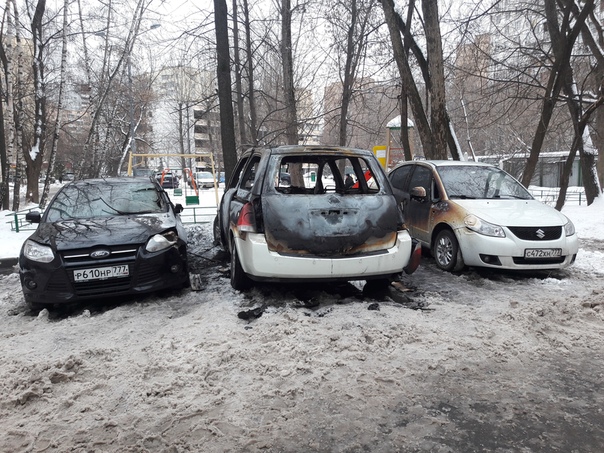 Сегодня около 8 утра на бульваре Матроса Железняка сгорел Nissan. Пострадали соседние автомобили.