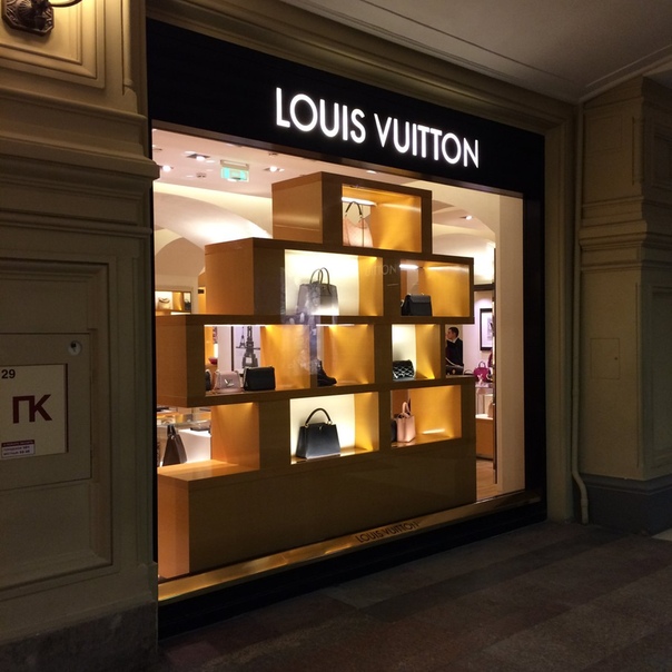 В центре Москвы неизвестные ограбили магазин Louis Vuitton на 7 миллионов рублей.