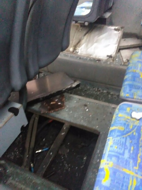 Рейсовый автобус завалился на бок в центре Москвы
