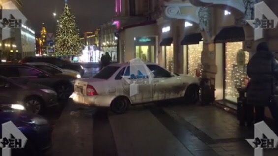 В центре Москвы легковая машина протаранила ресторан. Авария произошла на 1-й Тверской-Ямской улице....
