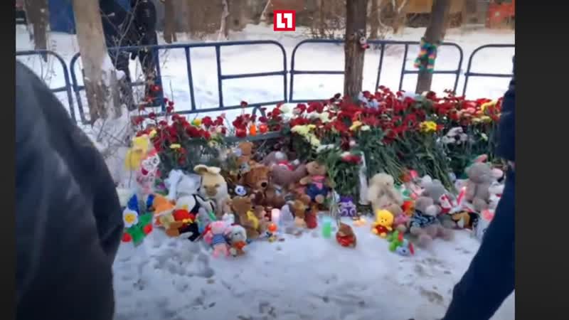 Люди продолжают приносить цветы, свечи и детские игрушки к стихийному мемориалу в Магнитогорске. Кто...