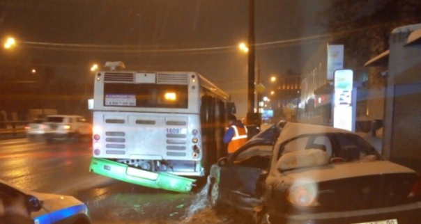 Вечером 2 января на юге Москвы произошла авария с участием пассажирского автобуса.