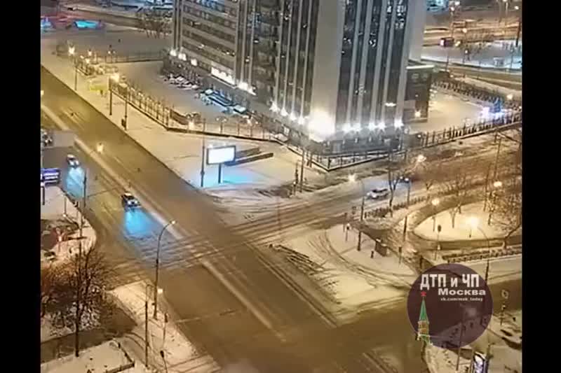 Утром в Москве полицейские попытались остановить каршеринговую машину. Водитель попытался оторваться...