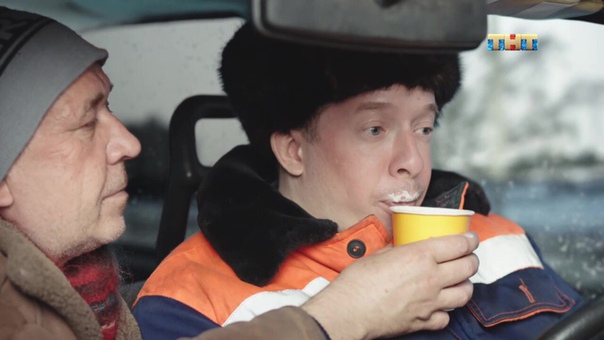 В МЧС России рассказали о нескольких основных способах согреться зимой в заглохшей машине.