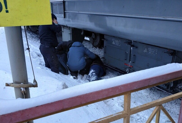 На станции в Хотьково из-под поезда (электричка) сегодня вытаскивали человека.