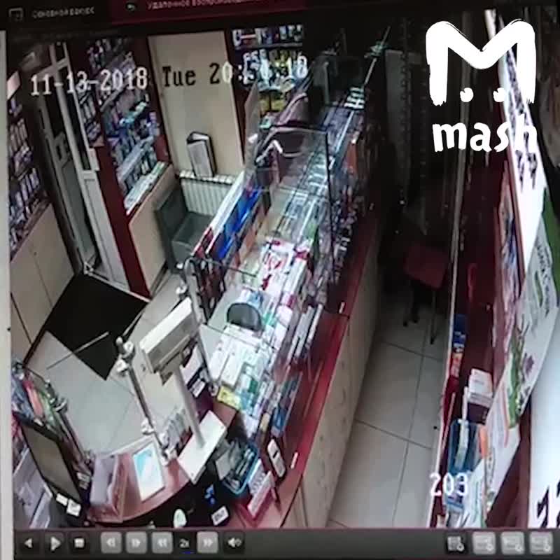 Эпичное вооружённое ограбление в Гагаринском районе Москвы: средь бела дня двое обнесли аптеку, угро...