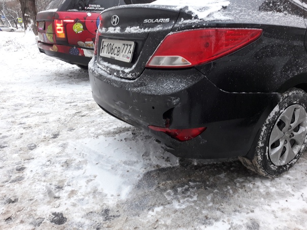 Днём на Новосущёвской улице автомобиль "Дэу Нексия" врезался лоб в лоб в стоявший на светофоре автом...