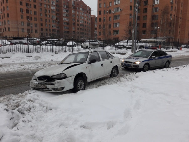 Днём на Новосущёвской улице автомобиль "Дэу Нексия" врезался лоб в лоб в стоявший на светофоре автом...