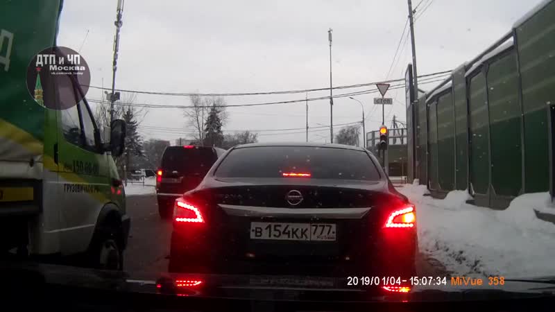 При повороте направо водителю компании "ГрузовичкоФ" встретился прозрачный Nissan