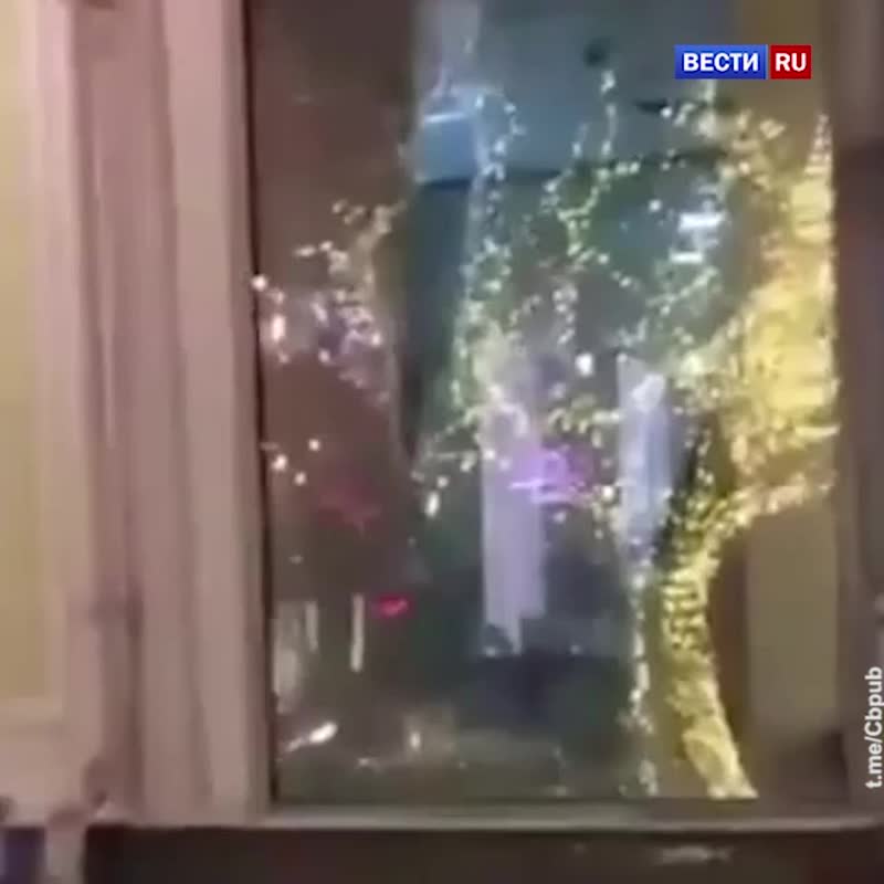 Мужчина бейсбольной битой разгромил отделение банка в Москве.