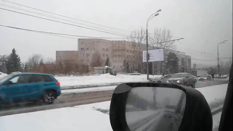 В Москве экипаж ДПС врезался в столб.