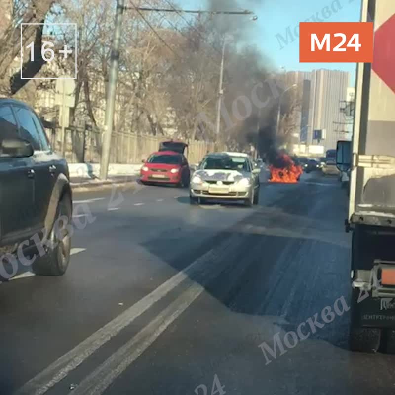 Затор от Третьего транспортного кольца образовался на Бутырском Валу из-за возгорания автомобиля.
