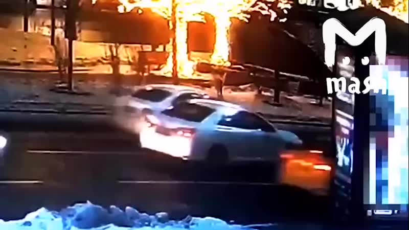 Инцидент произошел 20 января утром в Москве. Водитель автомобиля такси Hyundai Solaris двигался по С...