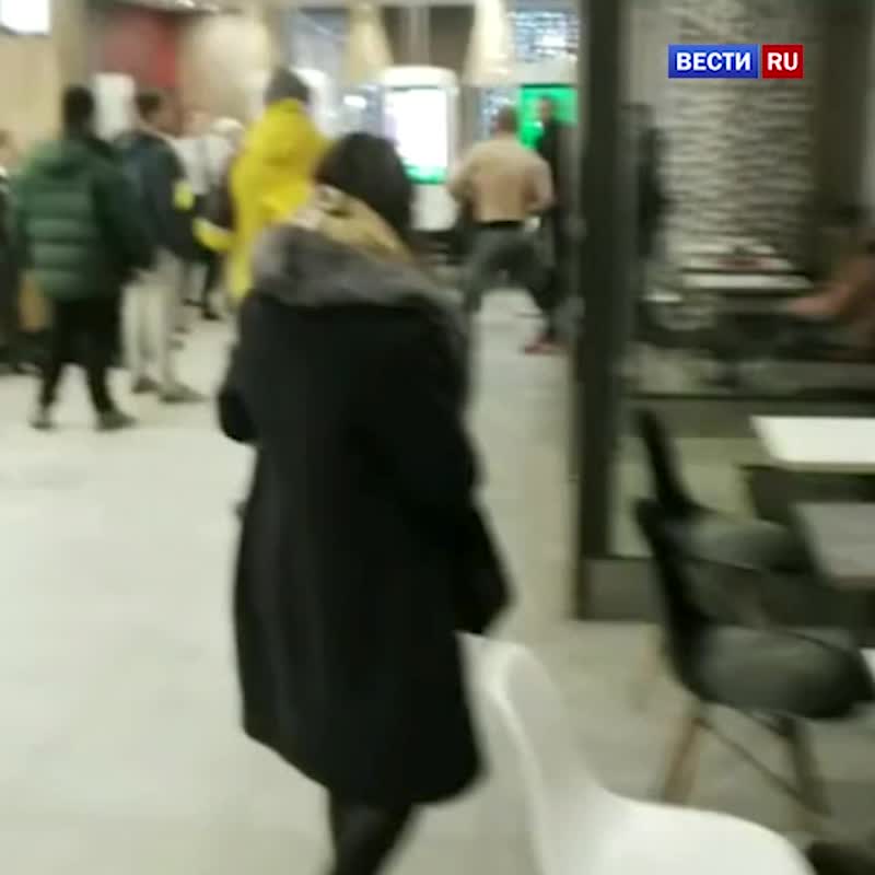 Посетители "Макдоналдса" у станции метро "Сокольники", сняли дебош двух пьяных мужчин. Один из них, ...