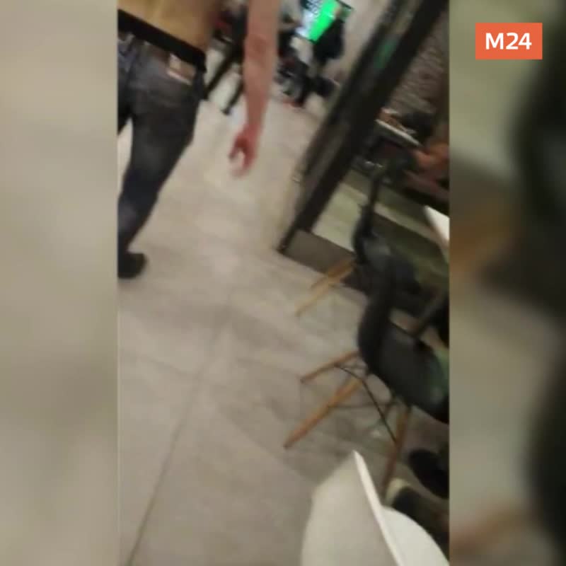 Посетители "Макдоналдса" у станции метро "Сокольники", сняли дебош двух пьяных мужчин. Один из них, ...