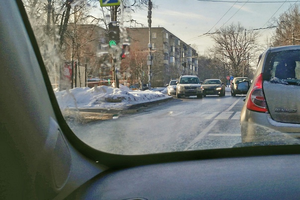 ДТП Skoda и БМВ, поворот с Минской улицы на Большую Филёвскую, объезжают по встречной. Движение на Б...