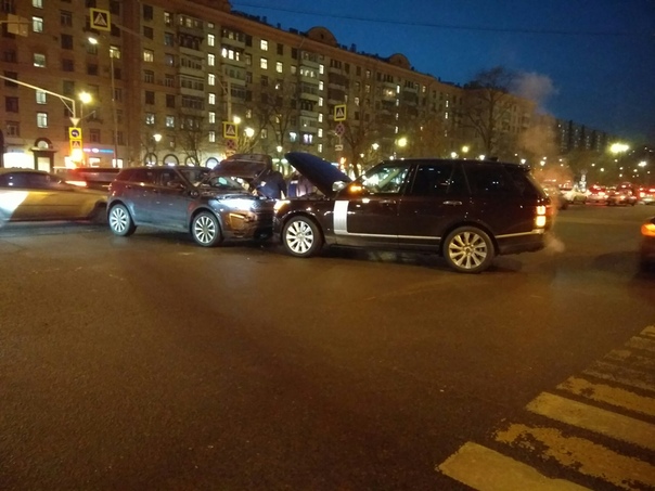 Г. Москва, пересечение улиц. Дмитрия Ульянова и Гримау. То ли авария, то ли помощь с подзаводом.