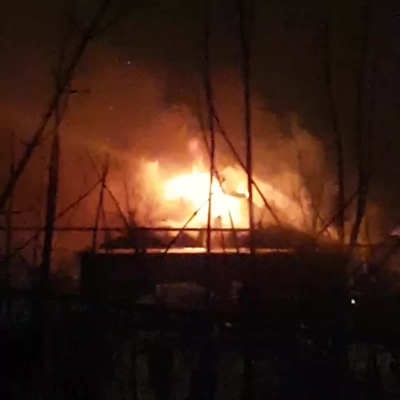 В Сергиевом Посаде произошел серьезный пожар в ангаре птицефабрики на улице Маслиева. По предварител...