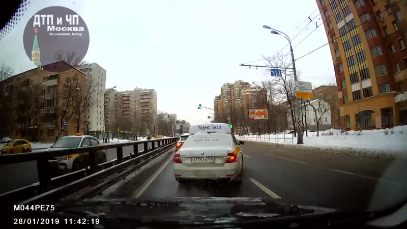 Плавное перестроение водителя такси на Нижегородской улице 28.01.19