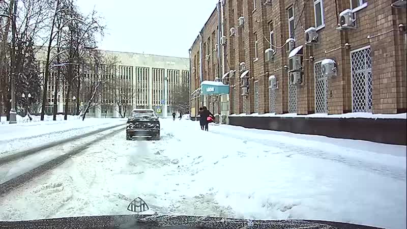 На головы прохожих в Москве кидают снег с крыш. В Партийном переулке работники скидывали снег с крыш...