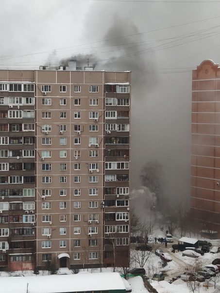 В Люберцах @Октябрьский проспект 14 горит квартира весь двор и дом в дыму