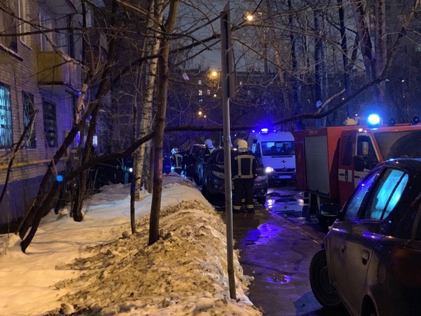 Москва, Кастанаевская улица, в подвале жилого дома где проживают дворники произошло возгорание.