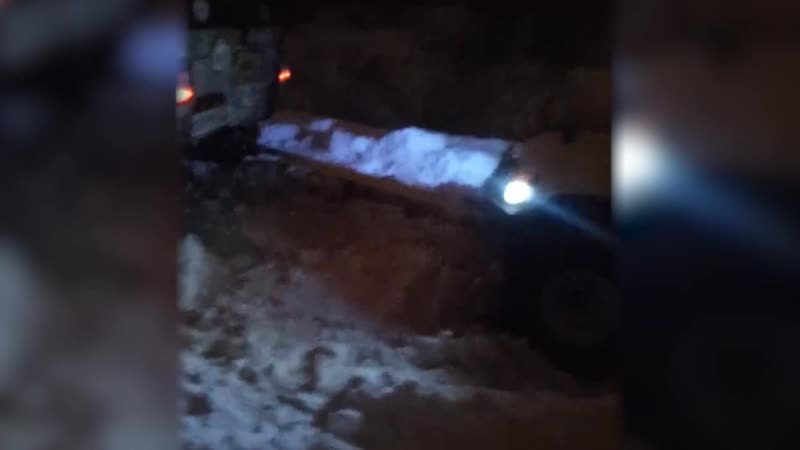 Внедорожник, провалившийся под лед на пруду в деревне Ликино Одинцовского городского округа, всю ноч...