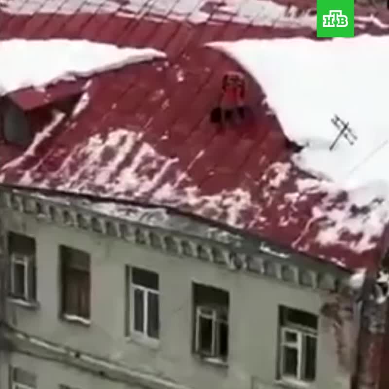 На Бауманской улице рабочий упал с крыши при уборке снега