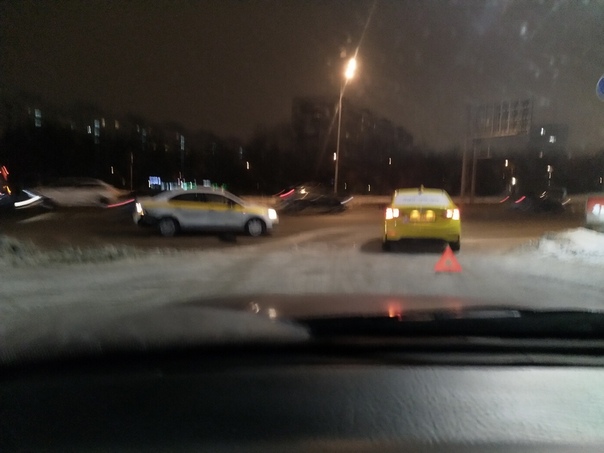 На выезде с Нефтьмагистрали на Подольских курсантов таксисты устроили битву