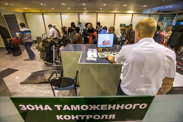 В аэропорту Домодедово сотрудники задержали иностранца, который пытался провезти ювелирные украшения...