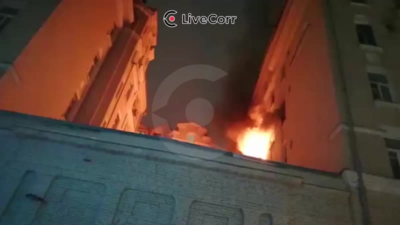Четыре человека погибли в пожаре, вспыхнувшем в жилом "звездном" доме на Никитском бульваре в центре...