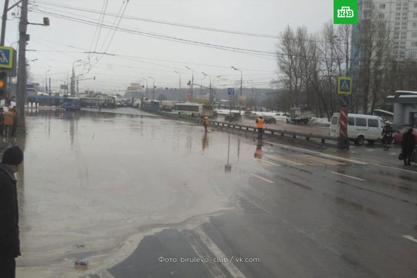 На Липецкой улице в Москве скопилась вода. Из-за этого движение транспорта в сторону центра временно...