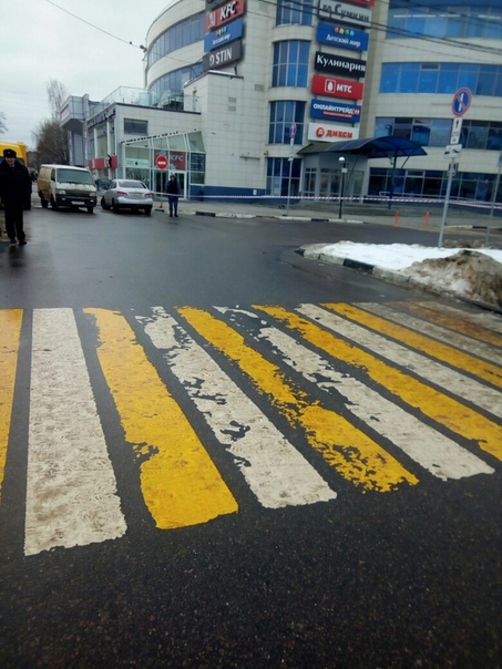 В Солнечногорске у ТЦ "Сенеж" тоже эвакуация и перекрытие движения.