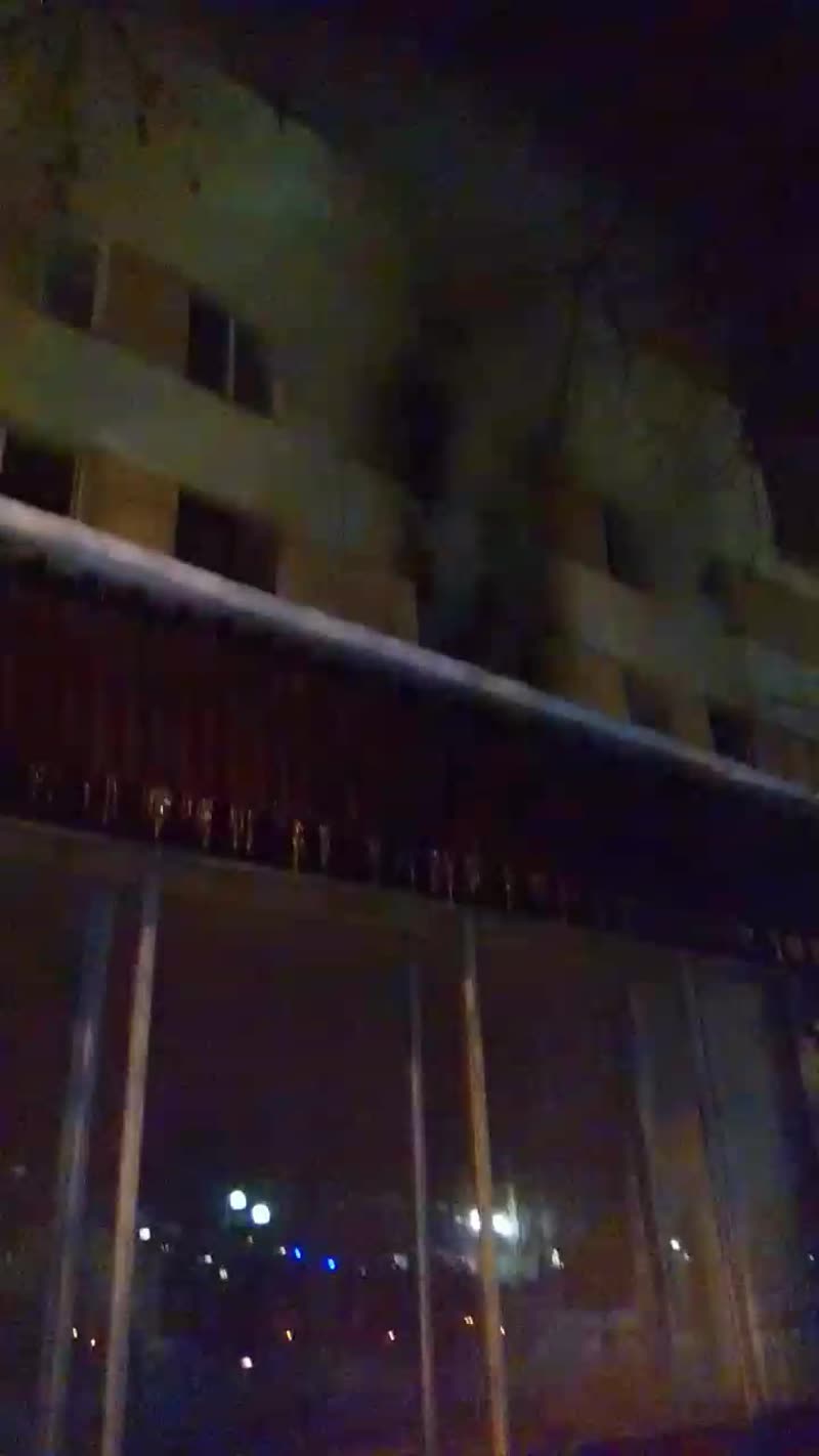 В Красногорске на улице Пионерская горит жилой дом старой постройки. Пламя перекинулось из квартиры ...