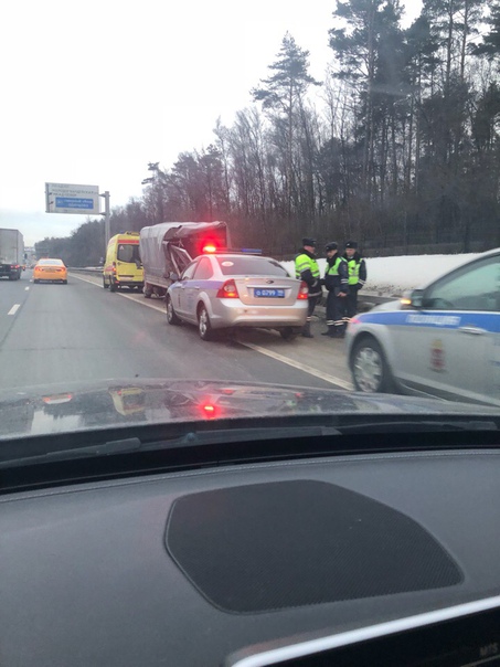Какая-то серьезная авария перед съездом на платную дорогу в объезд Одинцово на внешней стороне МКАД....