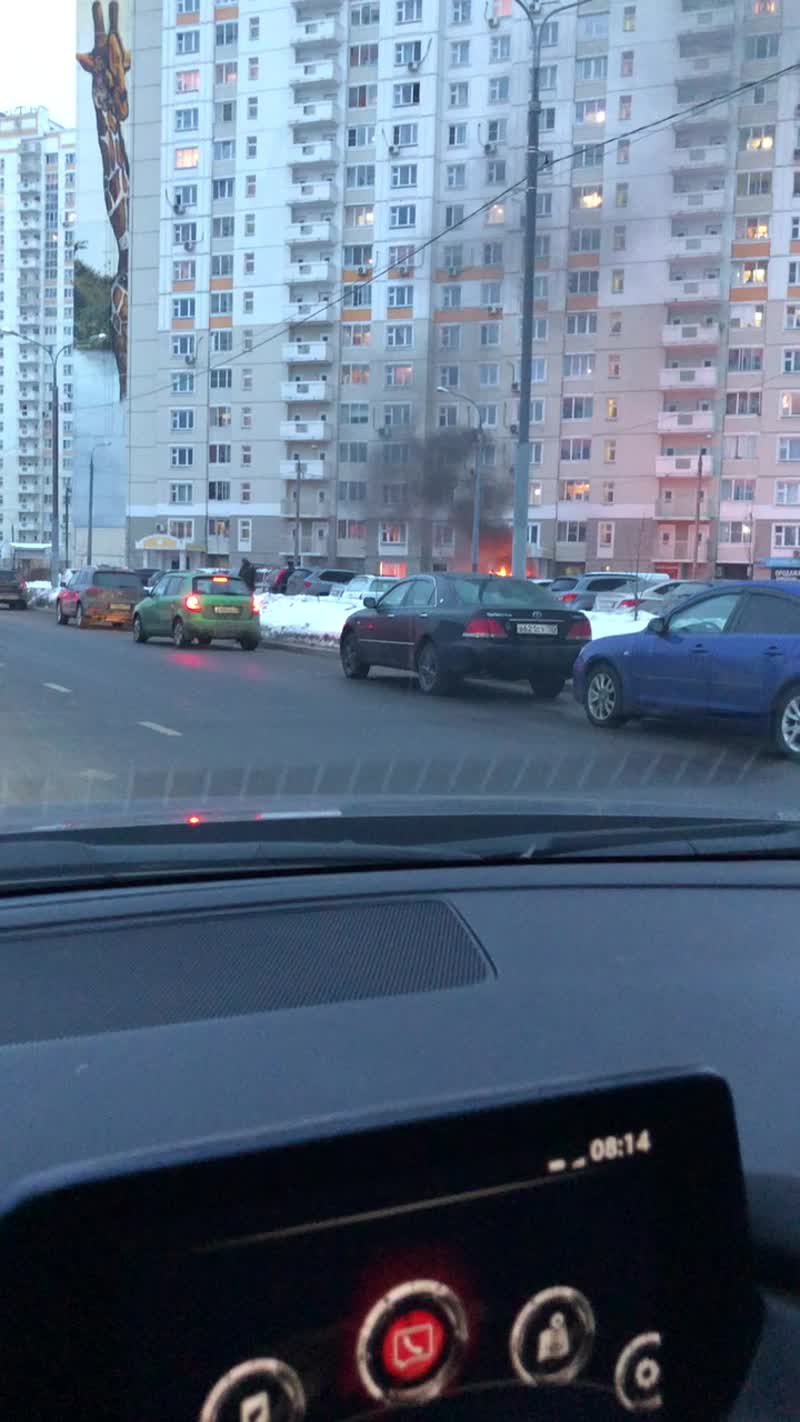 Химки, улица Горшина, время 08:14, горит автомобиль