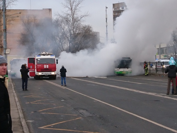 Загорелся автобус на кругу у платформы Лось. На место происшествия прибыли пожарные.