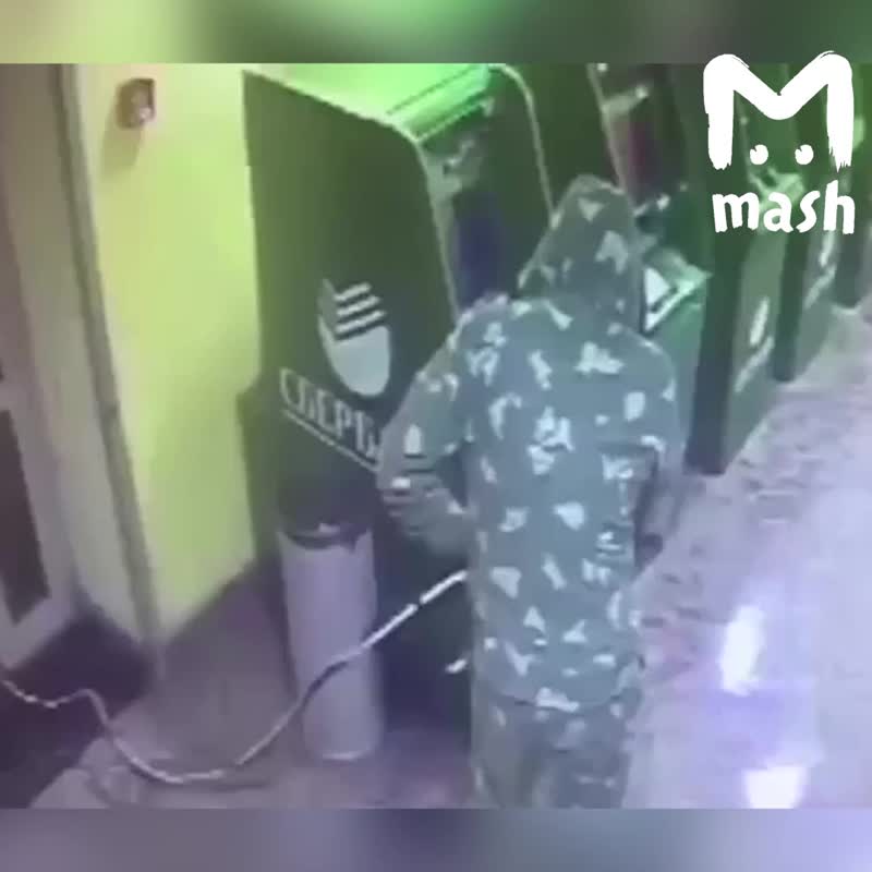29-летний рецидивист Женя Савкин пытается взорвать банкомат Сбера на Новокосинской улице в Москве. Н...