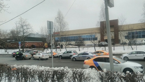 НаШкодил с Renault на Сумской улице в сторону Варшавки. Проезд в Макдональдс затруднён.