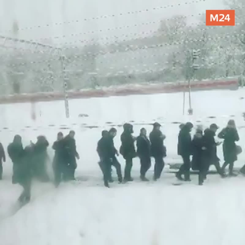 Сегодня утром сломалась электричка, и десяткам пассажиров пришлось идти в Москву прямо по рельсам.