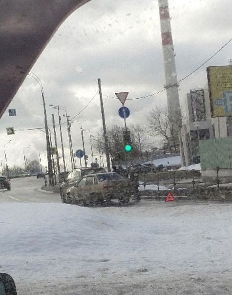 Поворот Подольских курсантов в сторону МКАД.  Любвеобильные корейцы перекрыли 1,5 полосы.