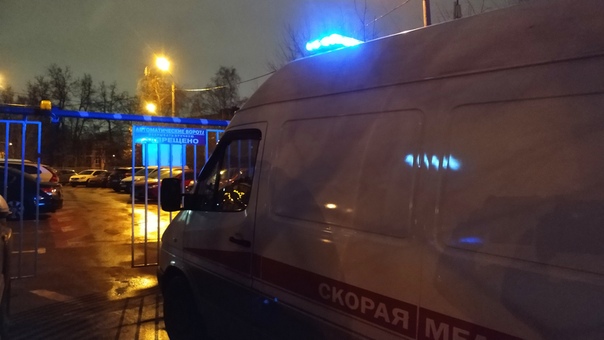 Жители по улице Севанская 5 к.1 решили проблему с парковками, а также с машинами экстренных служб. П...