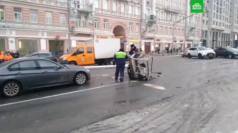 В центре Москвы упал автокран. Из-за этого пришлось перекрыть часть Страстного бульвара у музыкально...