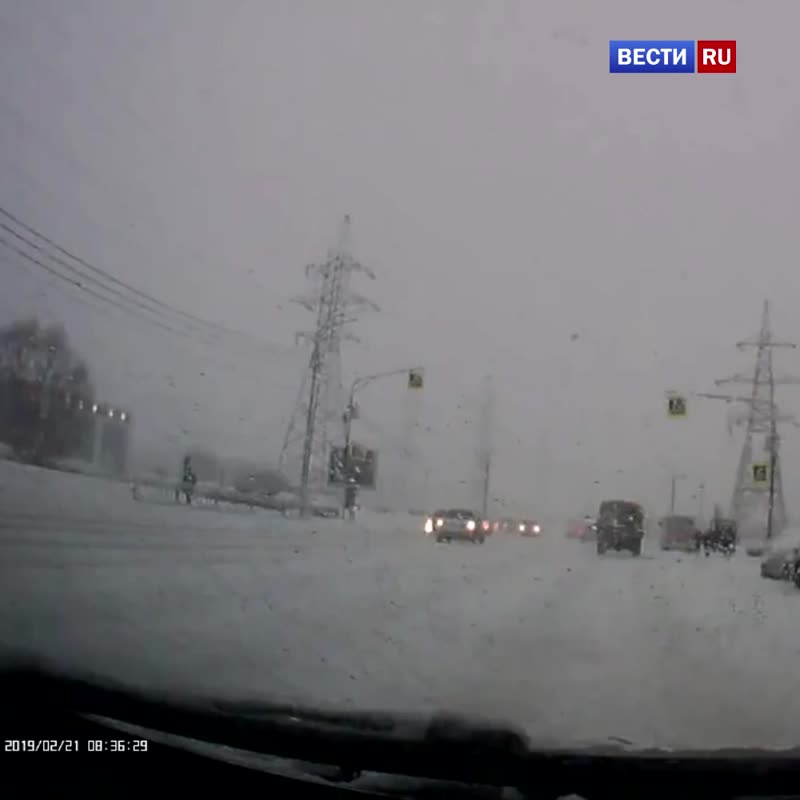 В подмосковном Подольске водитель Daewoo Nexia не совладал с управлением на скользкой дороге и вреза...